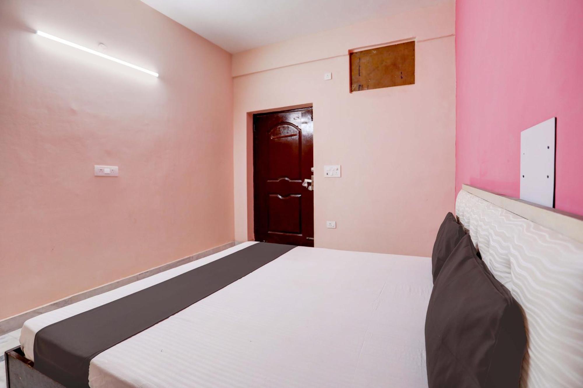 Hotel O Tilak Hotel 24 Sector 27 Near By Vinayak Hospital Gali No-6 Noida Buitenkant foto