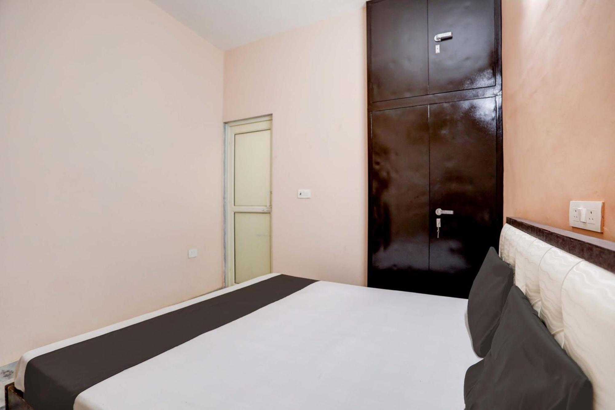 Hotel O Tilak Hotel 24 Sector 27 Near By Vinayak Hospital Gali No-6 Noida Buitenkant foto