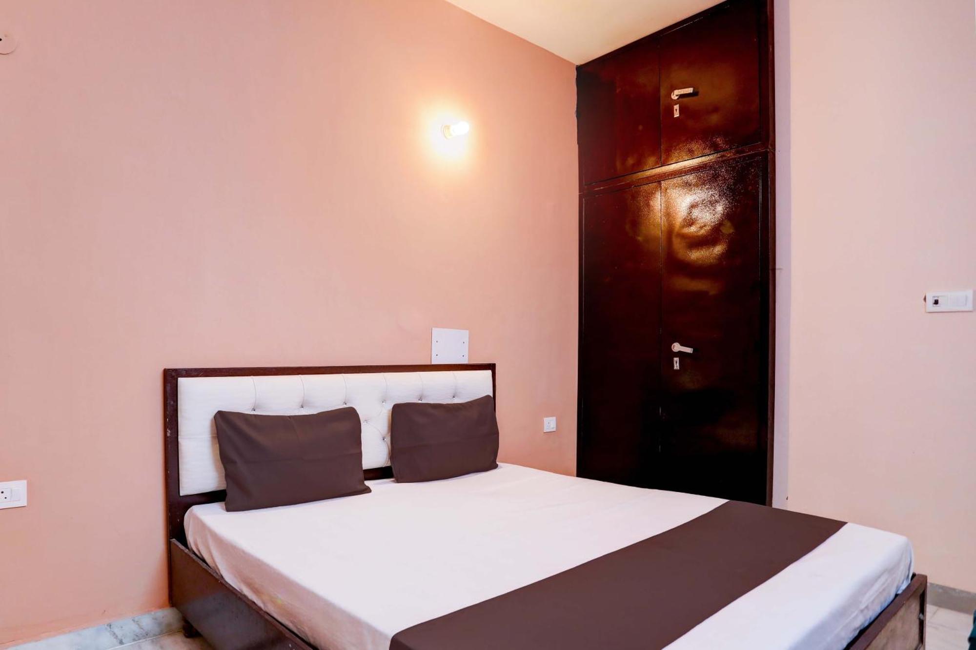 Hotel O Tilak Hotel 24 Sector 27 Near By Vinayak Hospital Gali No-6 Noida Buitenkant foto